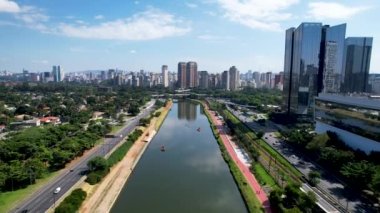 Sao Paulo Brezilya şehir merkezindeki Pinheiros otoyolundaki şirket binaları. Şehir merkezi, şehrin tarihi köprüsüne yakın. Hava kentsel manzarası.