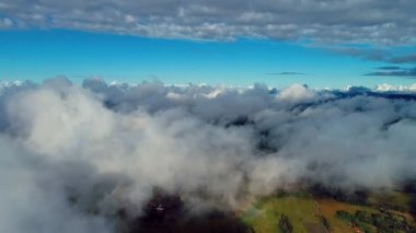 Sisli bir sabah. Bulutların üzerinde güneş ışınları. Güneş ışığı havası. Gün doğumu bulutlu gökyüzü. Sis sabahının geniş hava manzarasını tarıyorum..