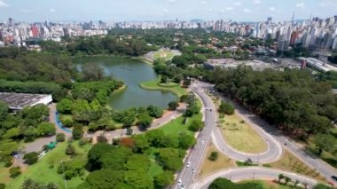 Sao Paulo Brezilya 'daki Ibirapuera parkında. Ibirapuera parkının çarpıcı manzarası. Şehir merkezindeki Ibirapuera mahallesinin tropik manzarası..