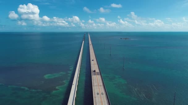 フロリダキー諸島で美しい島の広い風景を喘ぐフロリダ米国 熱帯のスカイライン 目的地へ ターコイズベイの水 — ストック動画