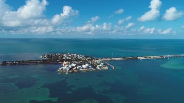 Florida Keys takımadalarındaki göz kamaştırıcı adaların panorama manzarası. Tropik ufuk çizgisi. Seyahat güzergahı. Turkuaz körfez suyu.