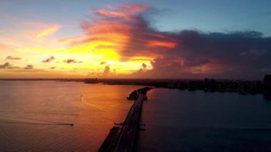 Amerika Birleşik Devletleri 'nin ünlü Biscayne Körfezi' ndeki günbatımı manzara manzarası. Renkli gün batımı gökyüzü