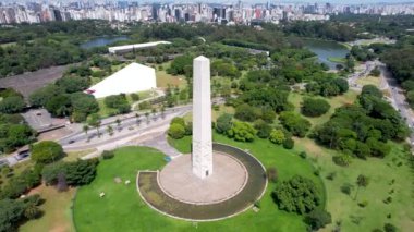 Sao Paulo Brezilya şehir merkezindeki Ibirapuera parkı yakınlarındaki Obelisk anıtı. Ibirapuera parkının çarpıcı manzarası. Şehir merkezindeki Ibirapuera mahallesinin tropik manzarası..