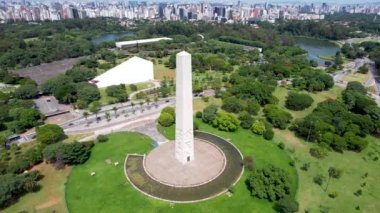 Sao Paulo Brezilya şehir merkezindeki Ibirapuera parkı yakınlarındaki Obelisk anıtı. Ibirapuera parkının çarpıcı manzarası. Şehir merkezindeki Ibirapuera mahallesinin tropik manzarası..