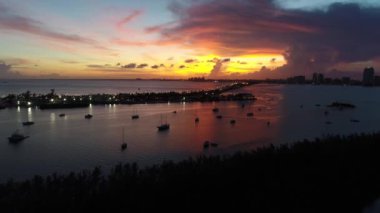 Amerika Birleşik Devletleri 'nin ünlü kıyı kenti Miami' deki huzur dolu hava manzarası. Seyahat yerleri. Tropik bir manzara. Tatil gezisi.
