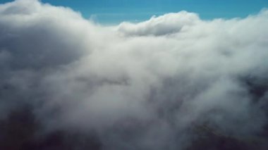 Şehir merkezindeki sisli sabah manzarası geniş bir alana yayılıyor. Sisli bir sabah. Bulutların üzerinde güneş ışınları. Güneş ışığı havası. Şehirde gün doğumu.