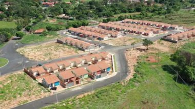 İnşaattaki sosyal konutların havadan görünüşü. Popüler konutların panoramik manzarası. Banliyöde popüler evler. Toplu konut inşaatı. Apartman banliyösünün popüler semt evleri.