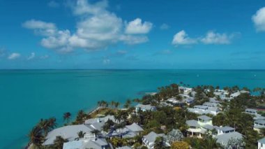 Florida Keys takımadalarındaki göz kamaştırıcı adaların panorama manzarası. Tropik ufuk çizgisi. Seyahat güzergahı. Turkuaz körfez suyu.