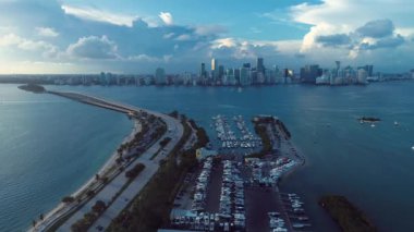 Amerika Birleşik Devletleri 'nin ünlü sahil şehri Miami' de çarpıcı manzaralar yayıyor. Seyahat yerleri. Tropikal manzara