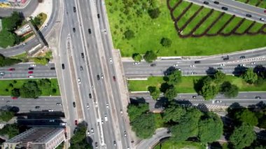Sao Paulo şehir merkezindeki East Radial karayolu ile 23 Mayıs bulvarı arasında geniş çaplı bir kavşak var. Şehrin doğu ve batı bölgeleri. Ulaşım manzarası.