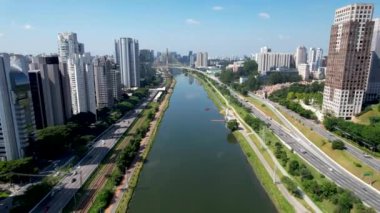 Sao Paulo Brezilya şehir merkezi. Ünlü Pinheiros otoyolunun şehir manzarası. Atılgan şehir merkezindeki ofisleri inşa ediyor. İş seyahati. Finansal merkez.
