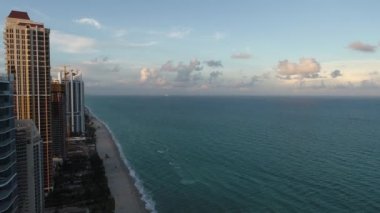 Amerika Birleşik Devletleri 'nin ünlü sahil şehri Miami' de çarpıcı manzaralar yayıyor. Seyahat yerleri. Tropikal manzara