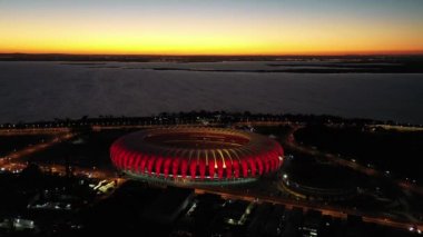 Porto Alegre Brezilya şehir merkezindeki spor merkezi stadyumunda gün batımı. Rio Grande do Sul Eyaleti. Şehrin turizm simgesi olan şehir manzarası. Tarihi merkez.