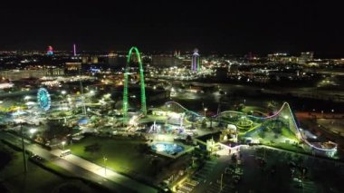 Orlando Birleşik Devletleri şehir merkezindeki lunaparktaki aydınlanma manzarası. Lunaparktaki gece eğlencesi. Orlando Florida şehir merkezi, Birleşik Devletler.