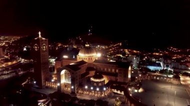 Brezilya 'daki din kilisesinin gece manzarası. Brezilya 'nın ünlü dini mabedi. Sao Paulo eyaletindeki ünlü Katolik kilise tapınağı. Katolik din rahibi.