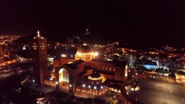 Brezilya 'daki din kilisesinin gece manzarası. Brezilya 'nın ünlü dini mabedi. Sao Paulo eyaletindeki ünlü Katolik kilise tapınağı. Katolik din rahibi.