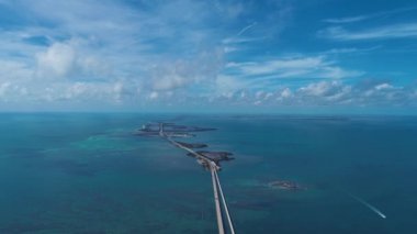 Florida Keys takımadalarındaki göz kamaştırıcı adaların geniş bir manzarası var. Tropik ufuk çizgisi. Seyahat güzergahı. Turkuaz körfez suyu.