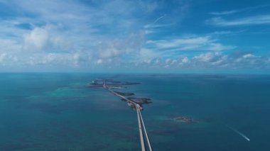 Florida Keys takımadalarındaki göz kamaştırıcı adaların geniş bir manzarası var. Tropik ufuk çizgisi. Seyahat güzergahı. Turkuaz körfez suyu.