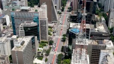 Sao Paulo Brezilya şehir merkezindeki Paulista Bulvarı 'nın en iyi manzarası. Şehrin tarihi bulvarının çarpıcı manzarası. Kentsel antenler.