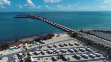 Florida Keys takımadalarındaki göz kamaştırıcı adaların geniş bir manzarası var. Tropik ufuk çizgisi. Seyahat güzergahı. Turkuaz körfez suyu.