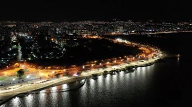 Porto Alegre şehri Brezilya 'nın gece manzarası. Brezilya 'nın ufuk çizgisi. Rio Grande do Sul Brezilya 'nın Porto Alegre şehrindeki binalar.