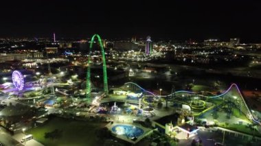 Orlando Florida USA şehir merkezindeki eğlence parkında gece manzarası. Lunaparktaki gece eğlencesi. Orlando Florida şehir merkezinde renkli bir eğlence..