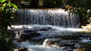 Mato Grosso Brezilya 'daki Chapada dos Guimaraes turizm beldesinde şelale. Turizm simgesi. Tatil seyahatleri için seyahat yerleri.