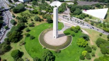 Sao Paulo Brezilya 'daki Ibirapuera parkı yakınlarındaki Obelisk anıtı. Ibirapuera parkının çarpıcı manzarası. Şehir merkezindeki Ibirapuera mahallesinin tropik manzarası..