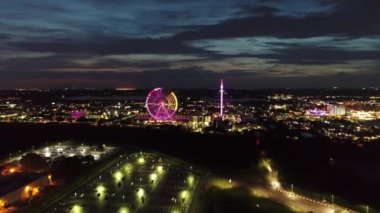 Orlando Florida USA şehir merkezindeki eğlence parkında gece manzarası. Lunaparktaki gece eğlencesi. Orlando Florida şehir merkezinde renkli bir eğlence..