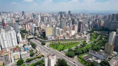 Sao Paulo şehir merkezindeki East Radial karayolu ile 23 Mayıs bulvarı arasında geniş çaplı bir kavşak var. Şehrin doğu ve batı bölgeleri. Ulaşım manzarası.