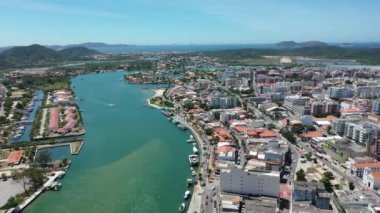 Rio de Janeiro Brezilya 'nın kıyı kenti Lakes Region turizm bölgesinin turkuaz suyu. Brezilya Karayipleri. Yaz seyahatleri. Tropikal manzara.