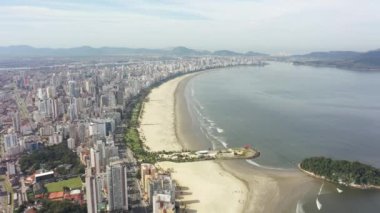 Sao Vicente Eyaleti Sao Paulo Brezilya 'nın havadan geniş bir alanı. Sao Paulo 'nun Güney Sahili' nin popüler sahil seyahatleri. Tropik seyahat ve kıyı manzarası.