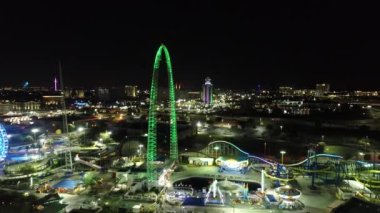 Orlando Birleşik Devletleri şehir merkezindeki lunaparktaki aydınlanma manzarası. Lunaparktaki gece eğlencesi. Orlando Florida şehir merkezi, Birleşik Devletler.