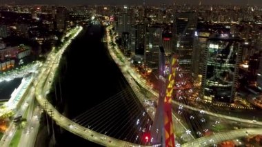 Gece Sao Paulo Brezilya şehir merkezi. Şehir merkezinin tarihi merkezi. Şehir simgesi şehrin geniş metropol manzarasını gece boyunca tarıyor. Caddelerdeki binalar ve trafik.