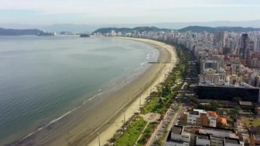 Kıyı şehri Santos Sao Paulo Brezilya 'nın her yerine yayılmış durumda. Popüler sahil manzarası. Sao Paulo 'nun güney sahili tropik seyahat için. Kıyı manzarası.