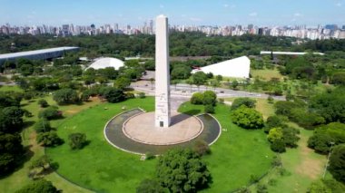 Sao Paulo Brezilya 'daki Ibirapuera parkı yakınlarındaki Obelisk anıtı. Ibirapuera parkının çarpıcı manzarası. Şehir merkezindeki Ibirapuera mahallesinin tropik manzarası..