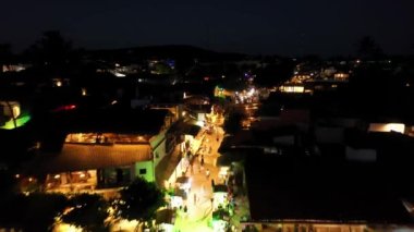 Jericoacoara Brezilya 'nın tarihi merkezinin gece manzarası. Barlar ve insanlarla dolu renkli bir gece hayatı manzarası. Tatil için gidilecek yer. Tropik seyahat.