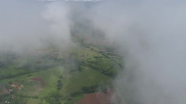 Şehir merkezindeki sisli sabah manzarası geniş bir alana yayılıyor. Sisli bir sabah. Bulutların üzerinde güneş ışınları. Güneş ışığı havası. Şehirde gün doğumu.