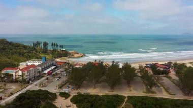 Yaz seyahati. Tropik bir manzara. Florianopolis, Brezilya 'nın Santa Catarina eyaletinde bir plaj simgesidir. Uluslararası seyahat yerleri dönüm noktası. Yaz gezisi sahnesi.
