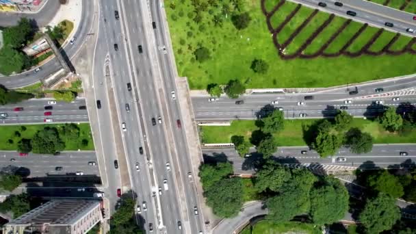 東ラジアル高速道路とサンパウロのダウンタウンで5月23日の通りの間の有名な交差点の広いパンニング 都市の地域の東の西のリンク 交通風景 — ストック動画