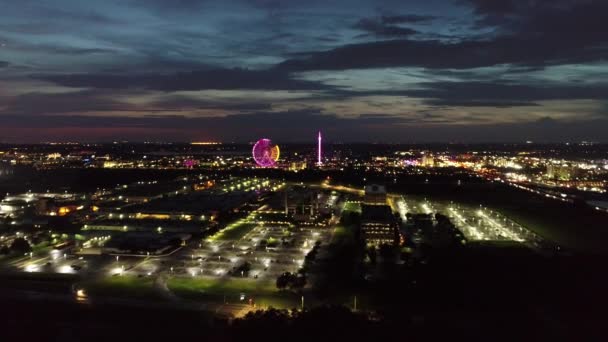 オーランド米国のダウンタウンの遊園地での照明アトラクションの夜の風景 遊園地で夜のアトラクション ダウンタウンオーランドフロリダアメリカ合衆国 — ストック動画