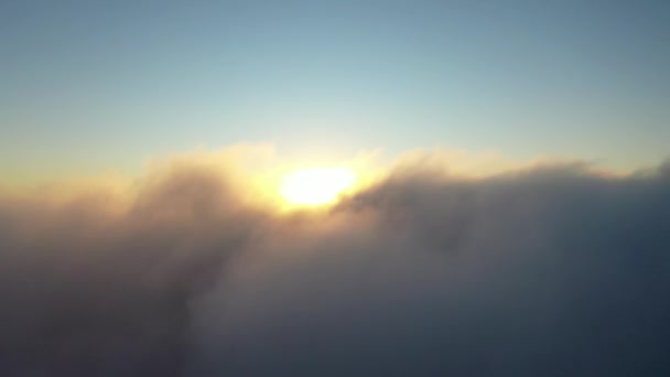 Mglisty Poranek Promienie Słońca Nad Chmurami Słoneczna Pogoda Słońce Wschodzi — Wideo stockowe