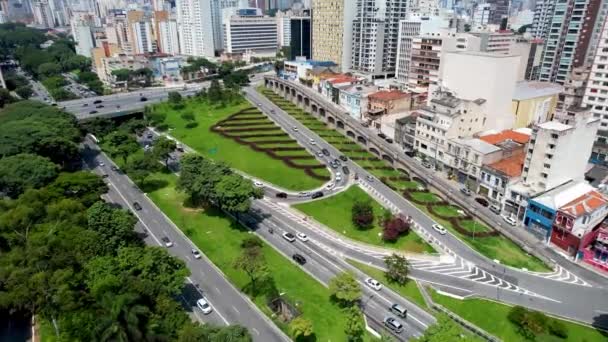 東ラジアル高速道路とサンパウロのダウンタウンで5月23日の通りの間の有名な交差点のパノラマの空中ビュー 都市の地域の東西部の接続 交通風景 — ストック動画