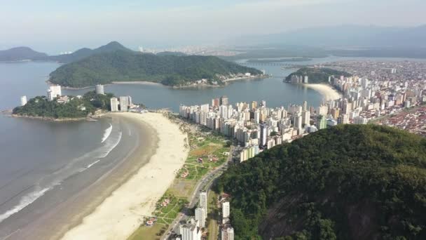 巴西圣保罗圣文森特州沿海城市范围内的泛滥成灾 流行的海滩空中景观 圣保罗南部海岸供热带旅行之用 海岸景观 — 图库视频影像