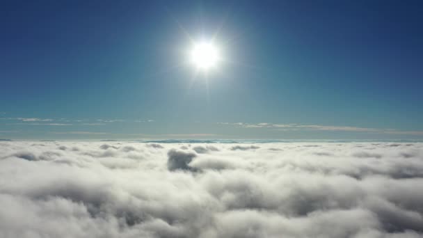 ダウンタウン地区で霧の朝の風景の広い空中ビューをパンします 霧の朝だ 雲の上に太陽の光線 日光の天気 都市での日の出 — ストック動画
