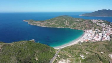 Rio de Janeiro Brezilya 'nın kıyı kenti Lakes Region turizm bölgesinin turkuaz suyu. Brezilya Karayipleri. Yaz seyahatleri. Tropikal manzara.
