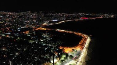Porto Alegre Brezilya şehir merkezinin gece manzarası. Rio Grande do Sul Eyaleti. Şehrin turizm simgesi olan şehir manzarası. Tarihi merkez.