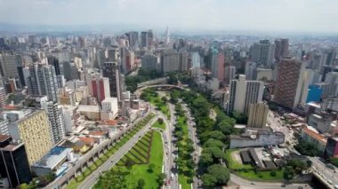 Doğu Radial otoyolu ile 23 Mayıs caddesi arasında Sao Paulo şehir merkezinde bulunan ünlü kavşağın panoramik hava görüntüsü. Şehrin doğu-batı bağlantıları. Ulaşım manzarası.