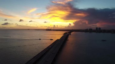 Amerika Birleşik Devletleri 'nin ünlü kıyı kenti Miami' deki huzur dolu hava manzarası. Seyahat yerleri. Tropik bir manzara. Tatil gezisi.