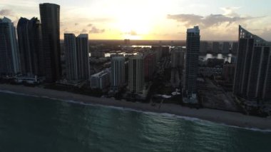 Amerika Birleşik Devletleri 'nin ünlü sahil şehri Miami' de çarpıcı manzaralar yayıyor. Seyahat yerleri. Tropikal manzara
